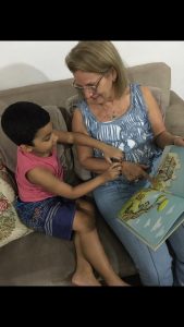 Eliane é a vovó que está sempre por perto compartilhando amor, carinho e livros